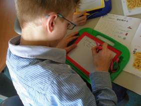 Erik schrijft zijn naam in het Chinees